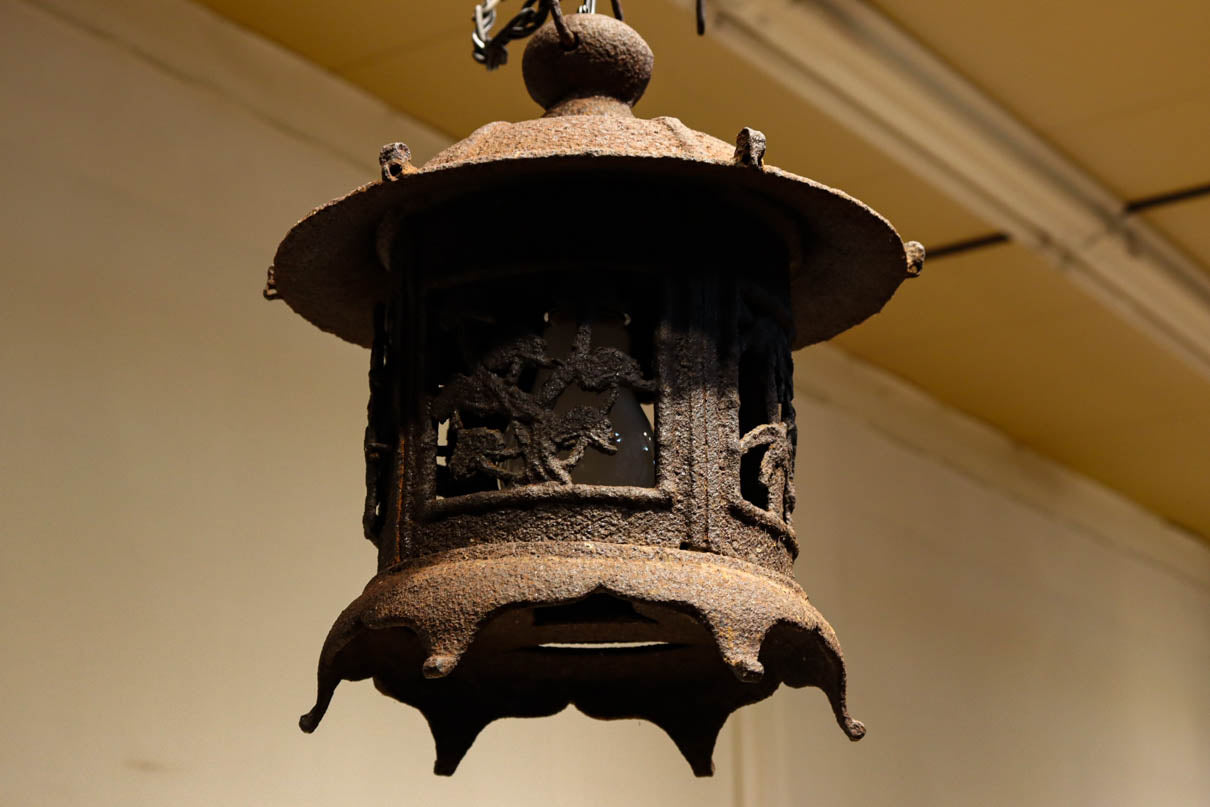 味わいある風合いに松竹梅の透かし絵で風情ある吊り灯籠 DC7980 – 古福