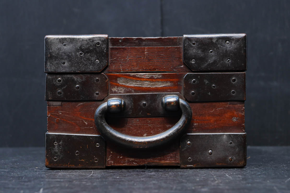 帯包金具で堅牢な面持ちの千両箱 DC8695 – 古福庵 [ KOFUKUAN