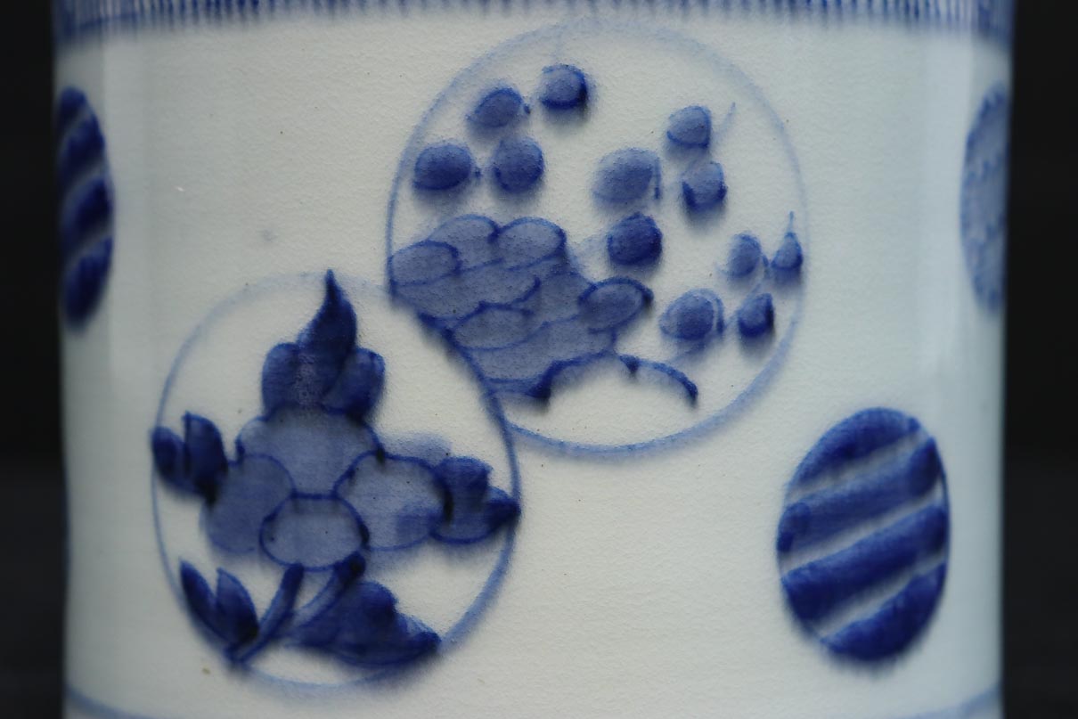 藍色で染付した丸紋花柄模様が映える火入れ DC8923 – 古福庵
