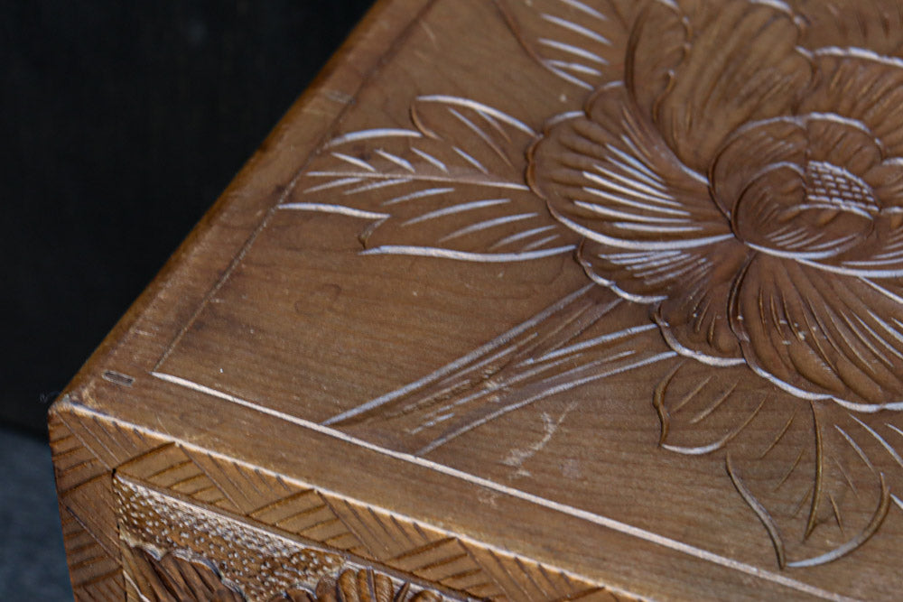 多種多様な花が美しく描かれた日光彫の小引き出し DC8114 – 古福庵