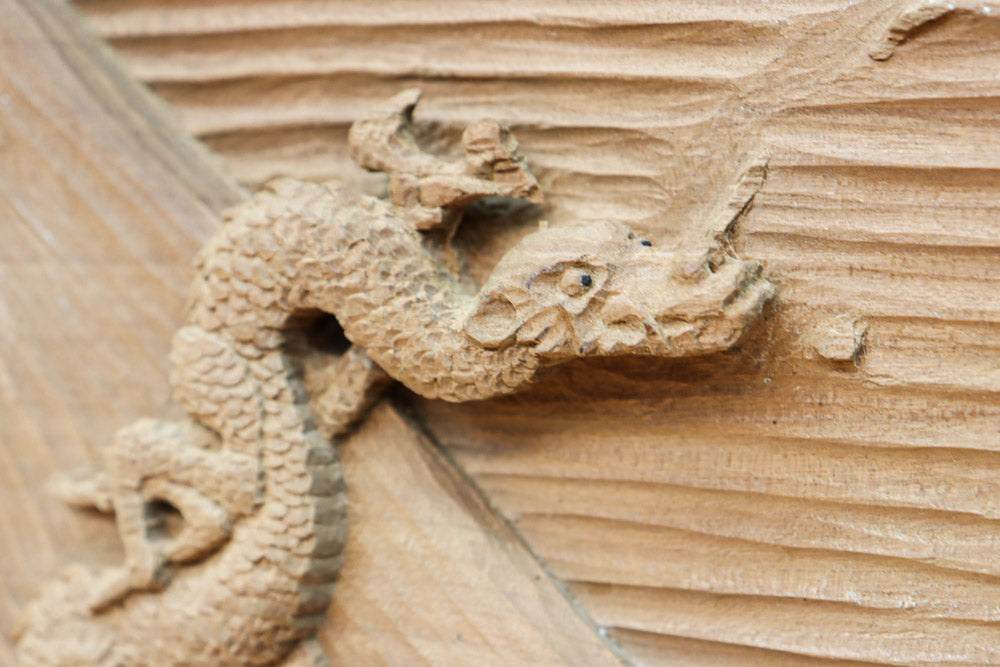 削り模様に昇り龍の絵柄が浮かぶ上品な木彫りの一枚絵 DC8332 – 古福庵