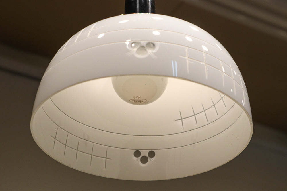 乳白色ガラスに和モダンな模様が浮かびあがる電笠 DC2096 – 古福庵