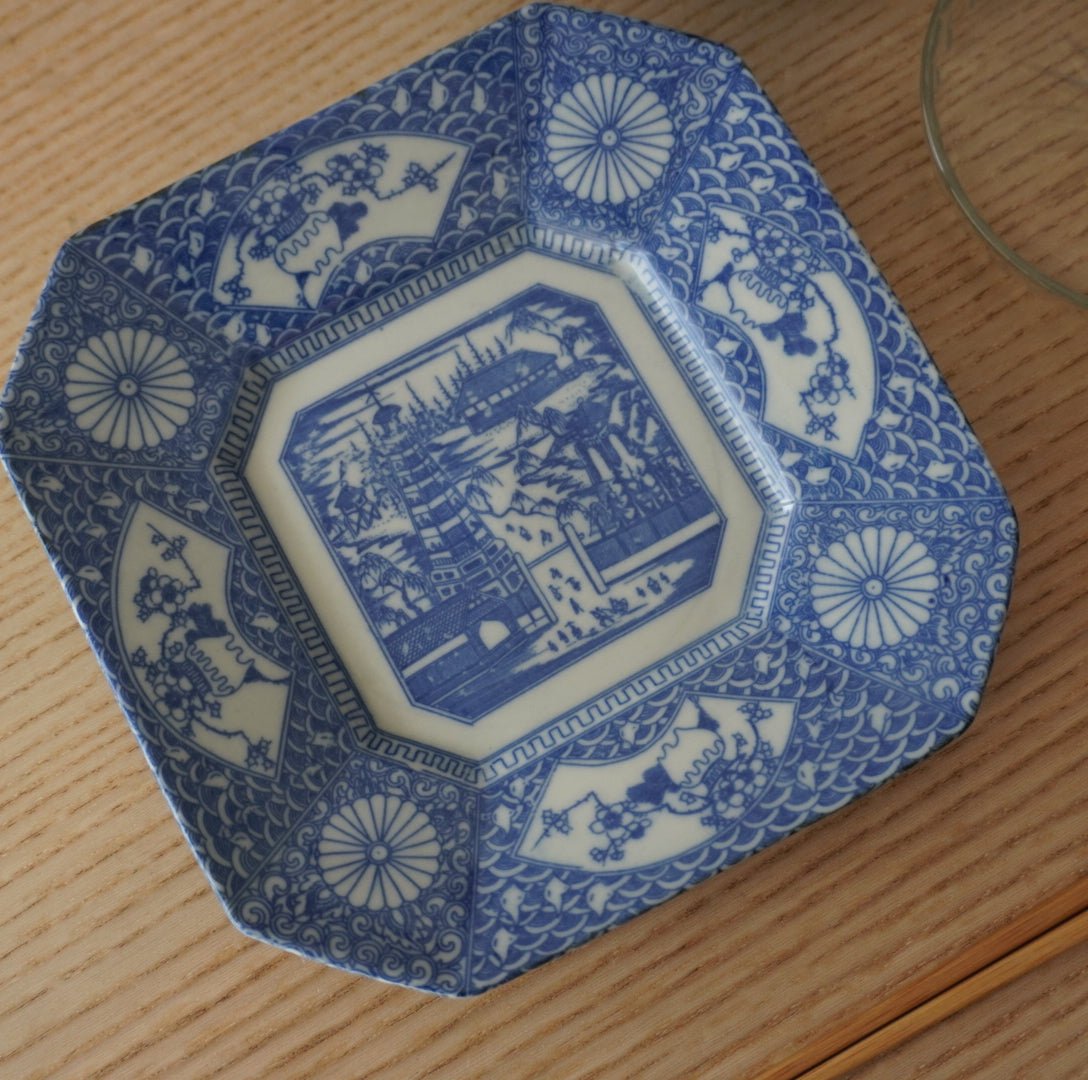 ちょうどいいサイズ感の印判の隅切り皿 – Kotto Shop