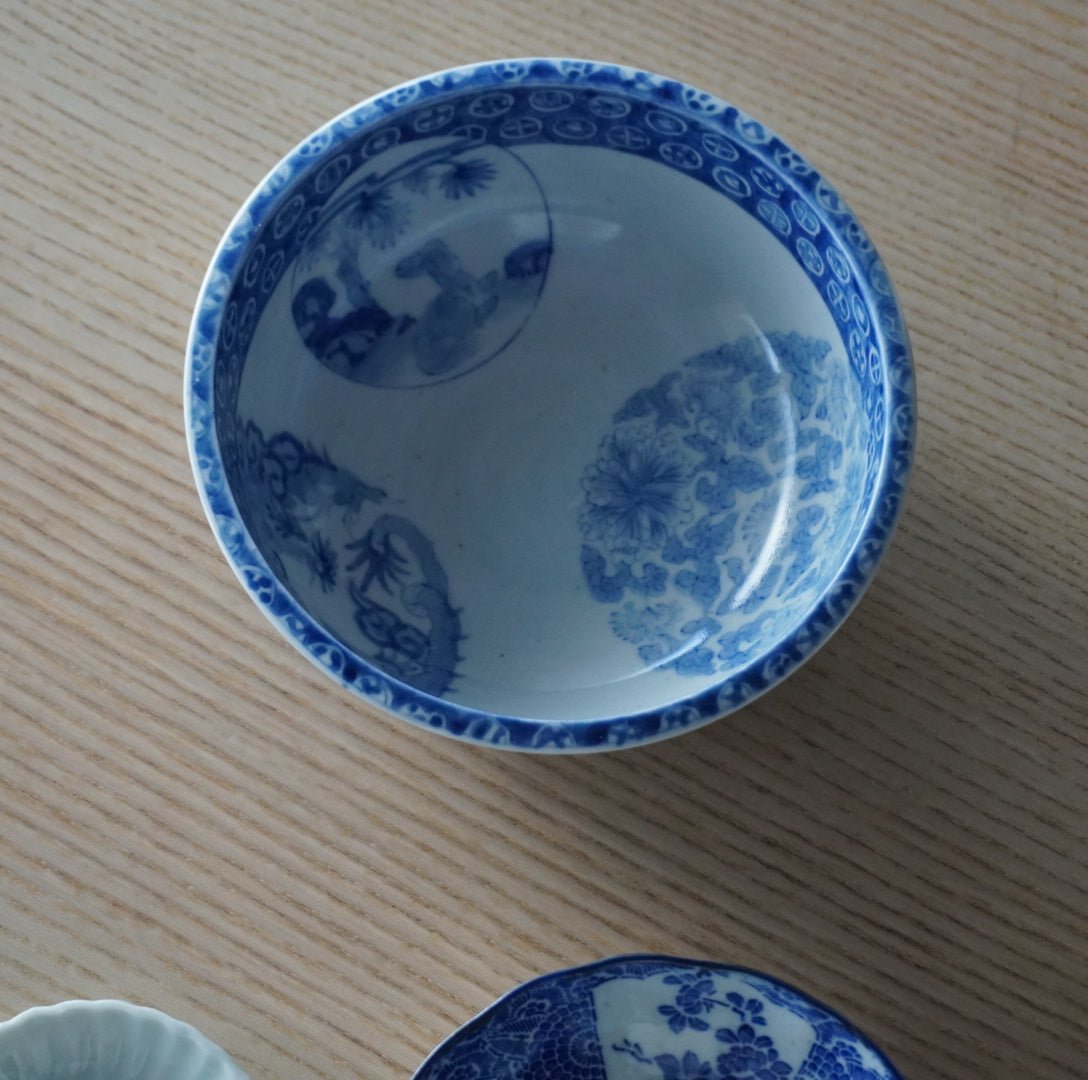 文様がめぐる、やわらかな染付古伊万里鉢 – Kotto Shop