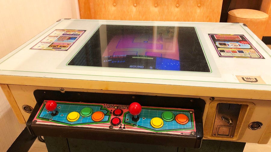 100年続く老舗純喫茶店「デンキヤホール」で、レトロゲームとグルメを