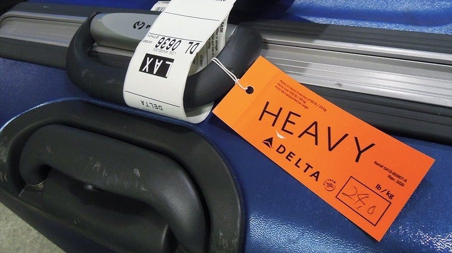 飛行機で預け荷物に付けられる「HEAVYタグ」 | KURU KURA（くるくら）