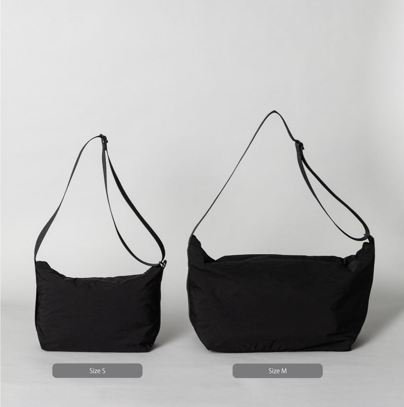 ふかふか塩縮ナイロン ビッグショルダーバッグ 黒 豊岡製 – kuros.style