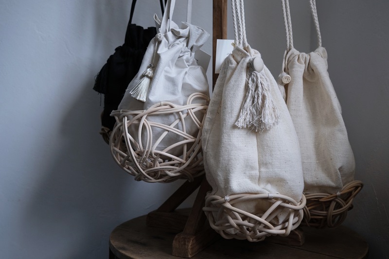 絶妙な編み上がり 「itashiori」の籠バッグやアクセサリー | 暮らしと