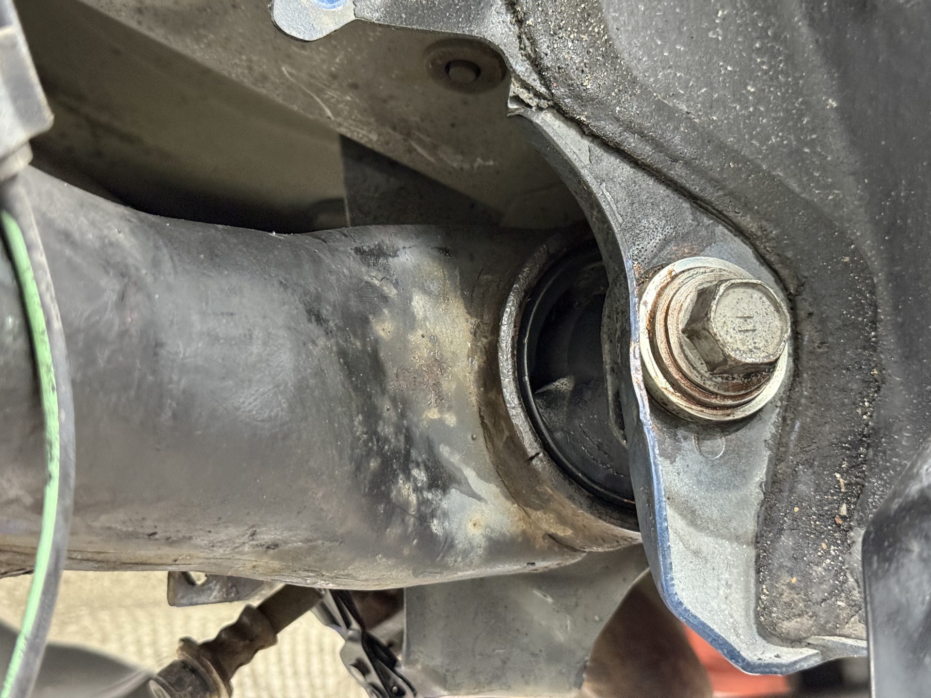 乗り心地改善の新提案、30プリウス リアアクスルブッシュ交換