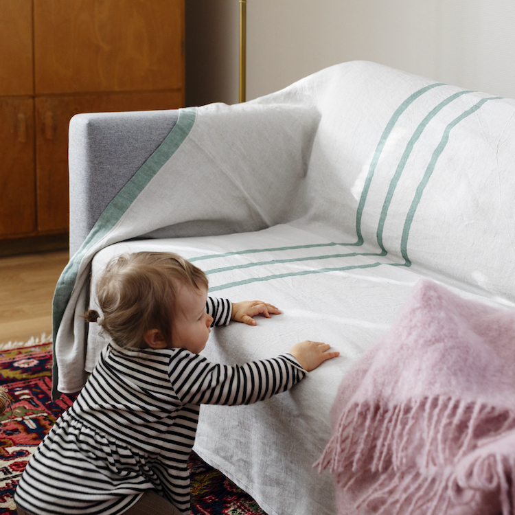 リネンブランケットをソファにかけて、季節のインテリアを楽しもう