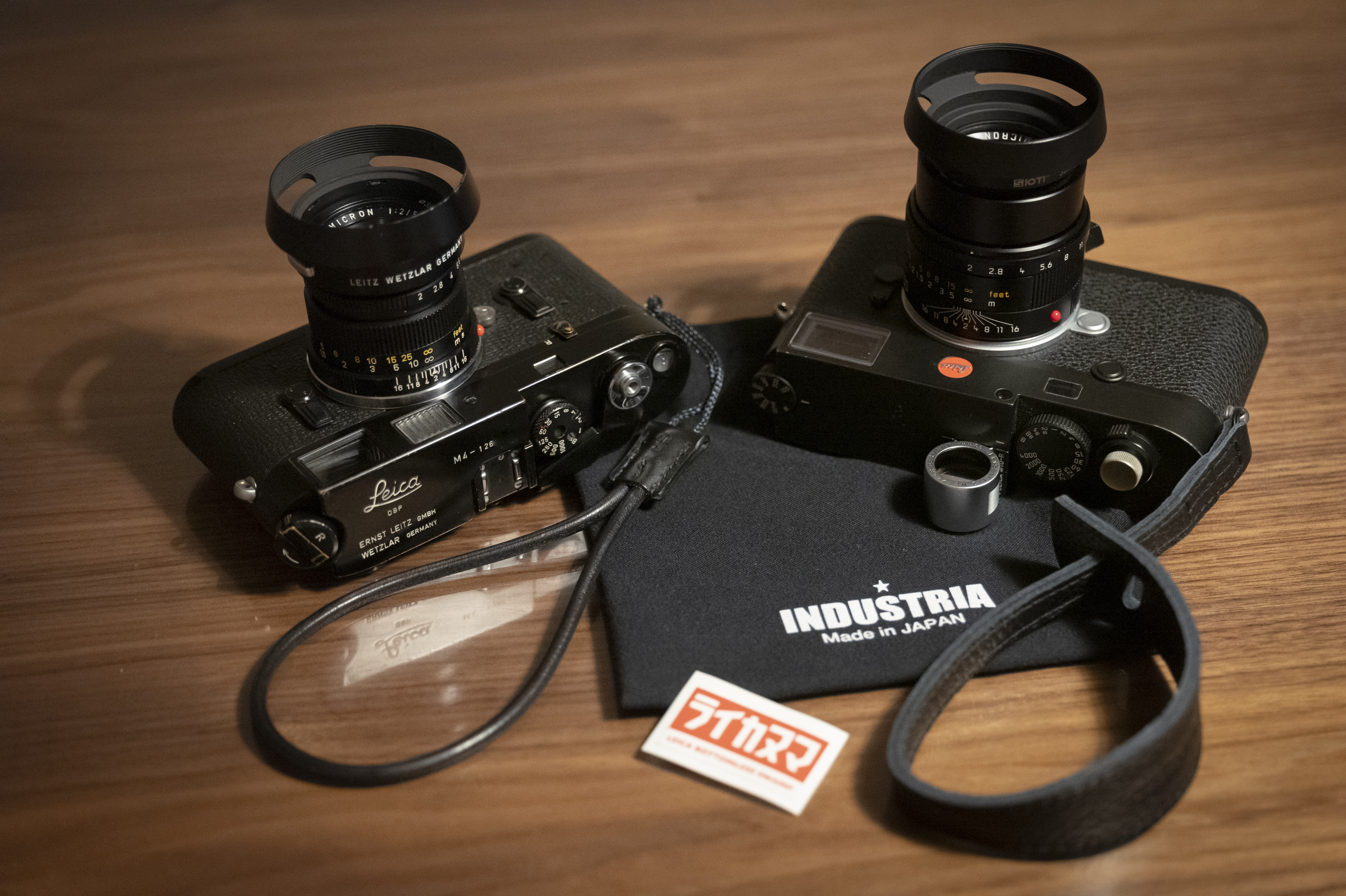 Leica M10-RとLeica M4 BlackPainのストラップを並べてみた | LEICAの