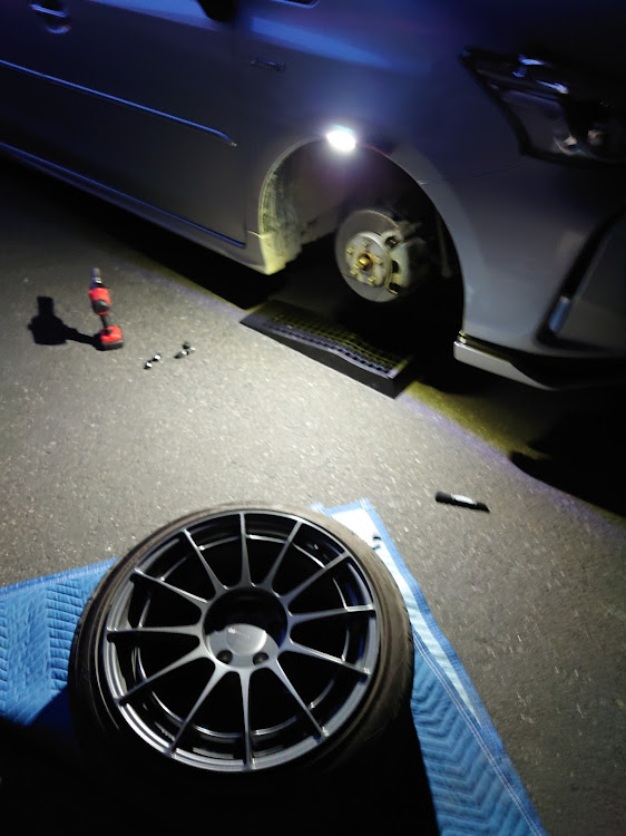 プリウスαのロールセンターアダプター30㎜・猫との生活・リヤタイヤ裏