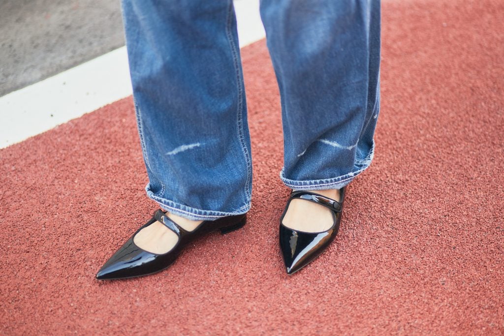 マノロ・ブラニクのメリージェーン｜デニムを黒エナメルで上品に底上げ