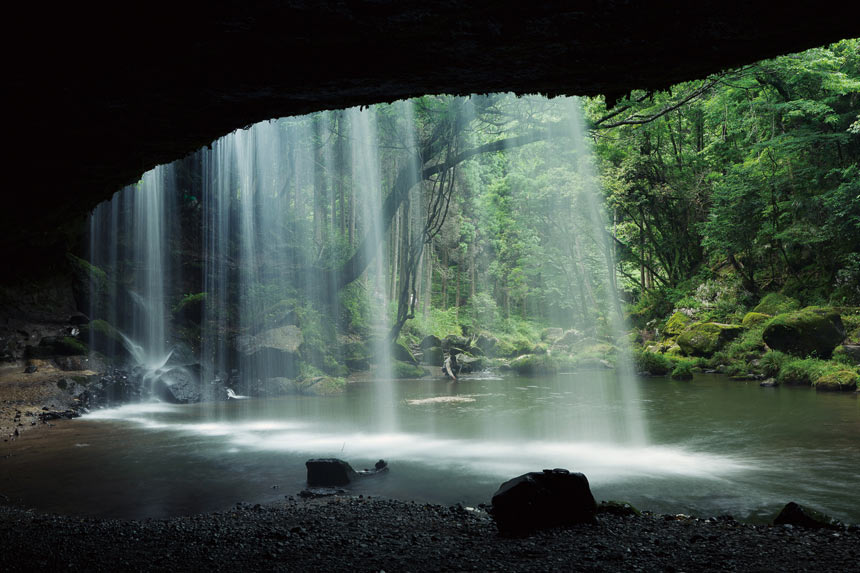 水のカーテンと、 木々の緑に癒される 「鍋ヶ滝」 - 「colocal