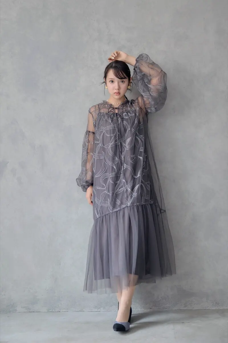 チャコールのリボンエンブロイダリーレイヤードドレス | Dorry doll