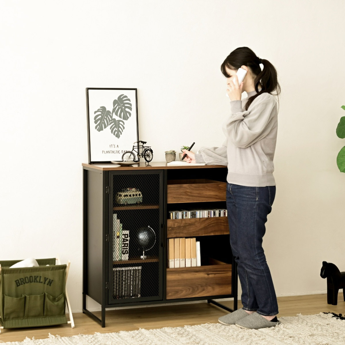 ヴィンテージ 木製サイドテーブル 引き出し／扉収納付き 剥離