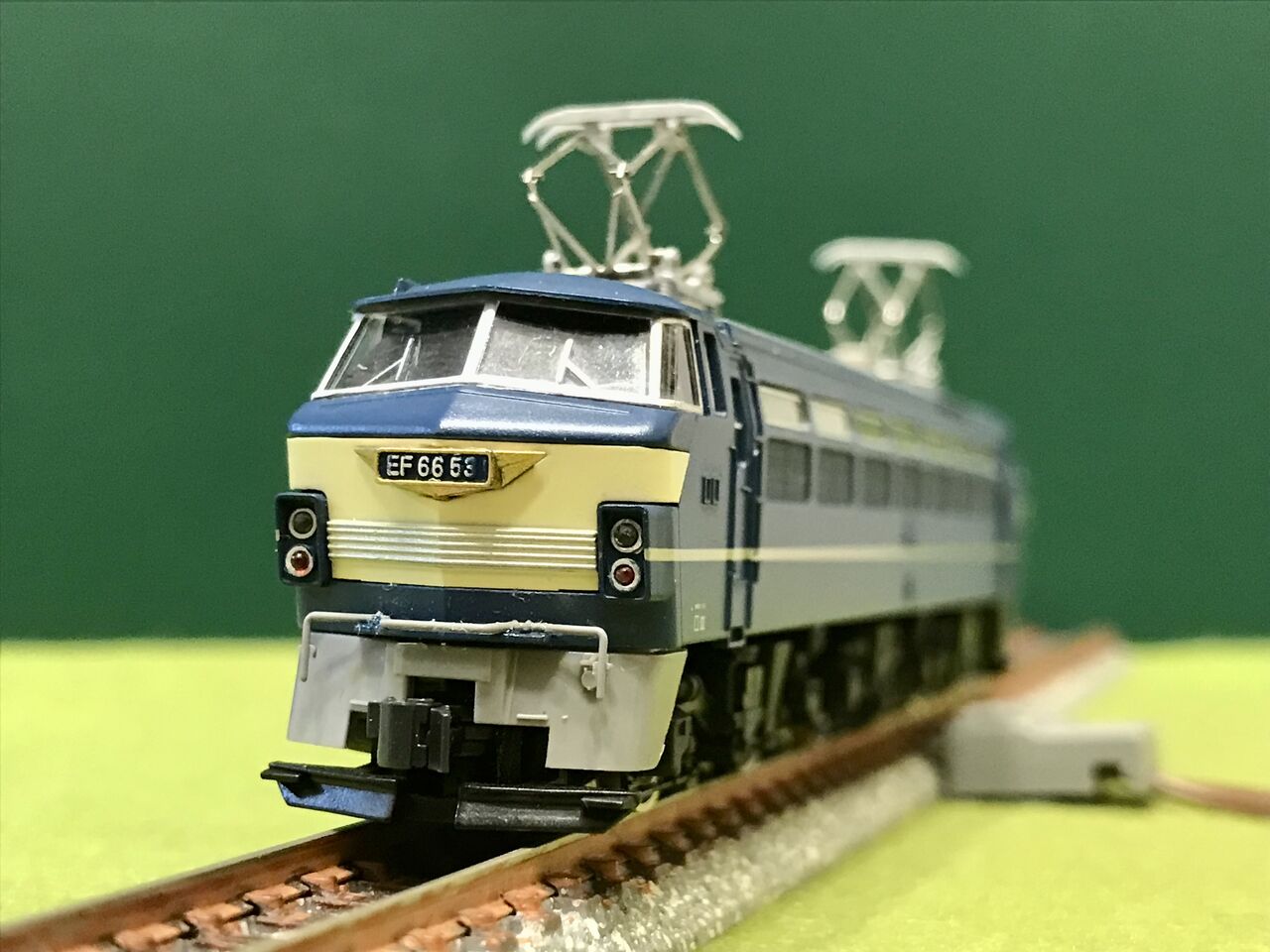 トミックスの「EF66形」と KATOの「EF65-1000形」を並べてみました