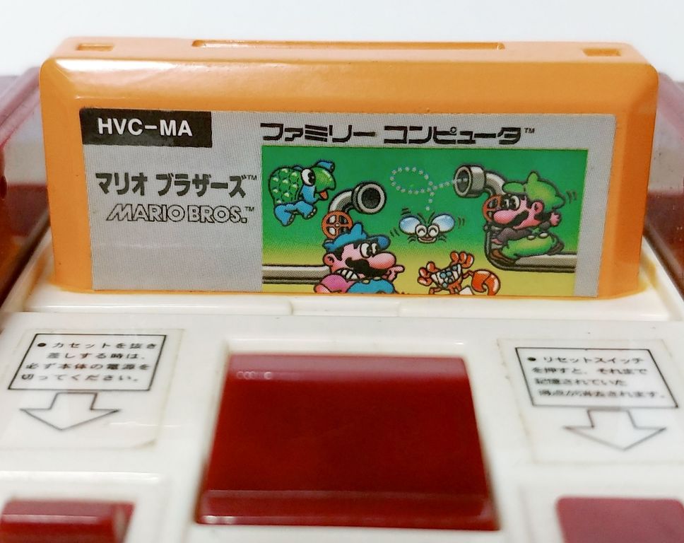 2005年 ファミコンバンク Nintendoファミコン型音声貯金箱 ファミリー