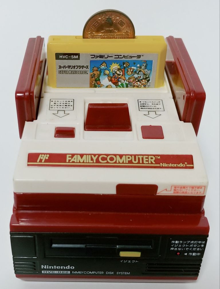 2005年 ファミコンバンク Nintendoファミコン型音声貯金箱 ファミリー