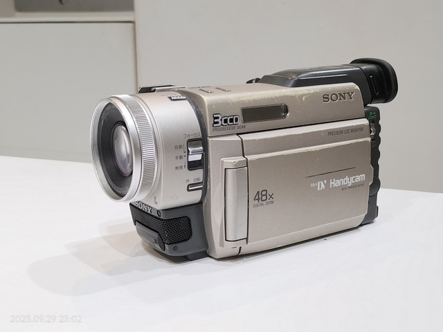 1998/平成10/SONY/DCR-TRV900/Handycam/小型ボディに3CCDを搭載した