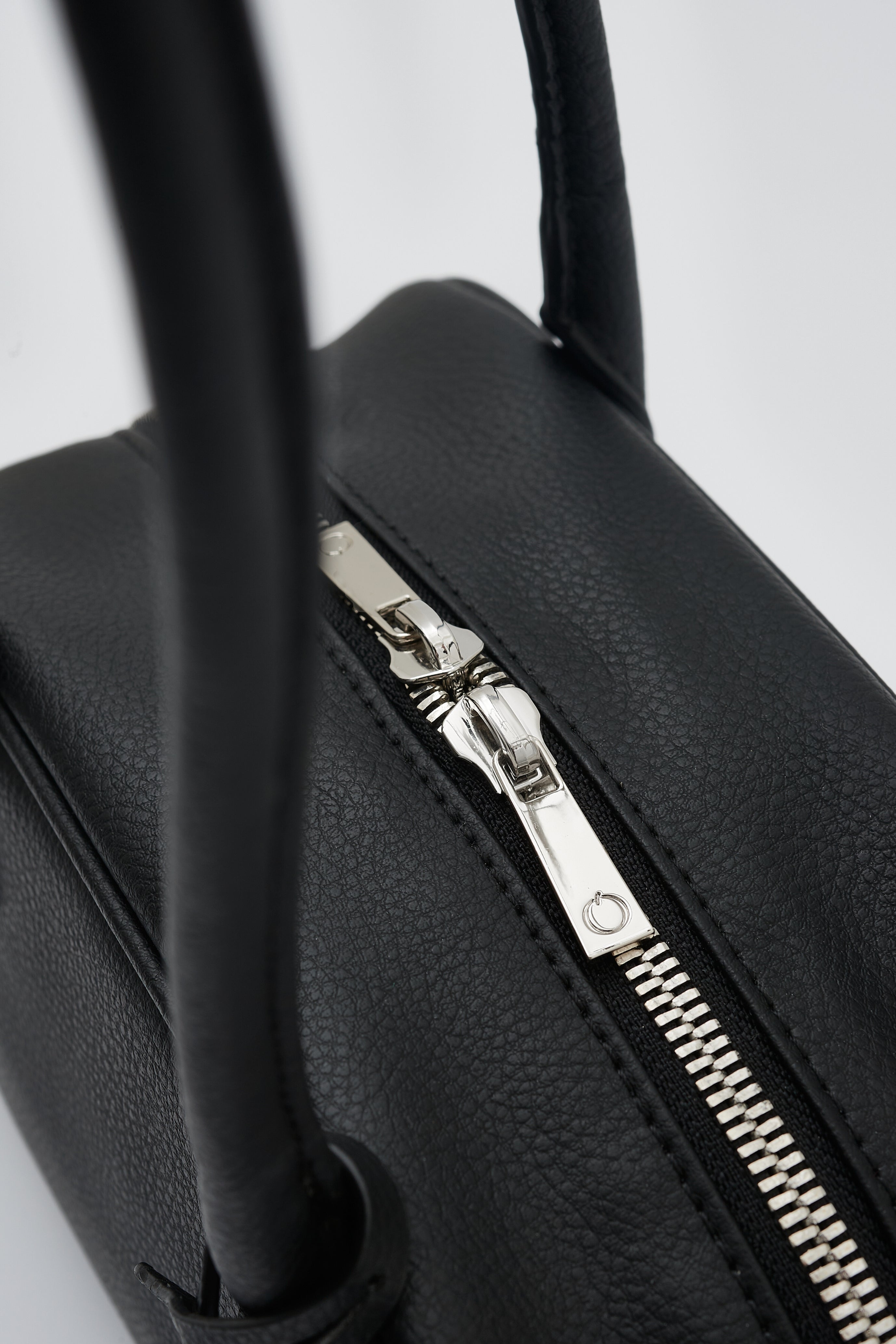 国産アップルレザー製「Apple Half-moon Boston Bag」| LOVST TOKYO