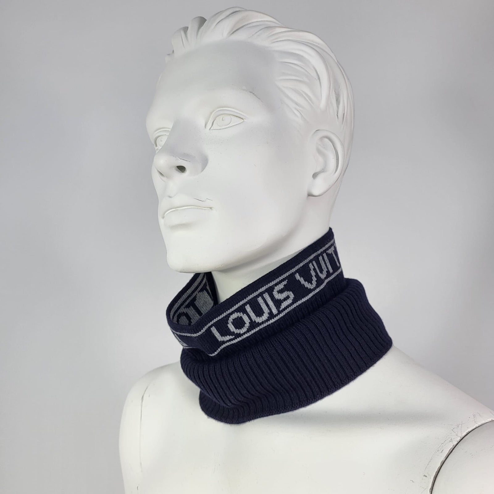 Louis Vuitton Men's Navy Wool Gravity Neck Warmer MP2237 – Luxuria