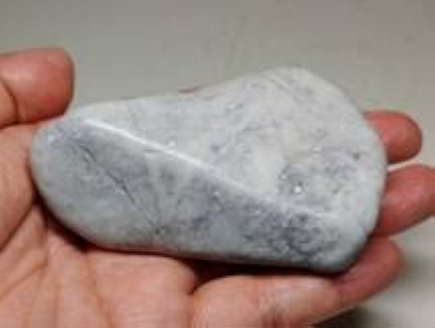 Amazon.co.jp: 灰ラベ 241g 翡翠 原石 ヒスイ 鉱物 鑑賞石 糸魚川 水石