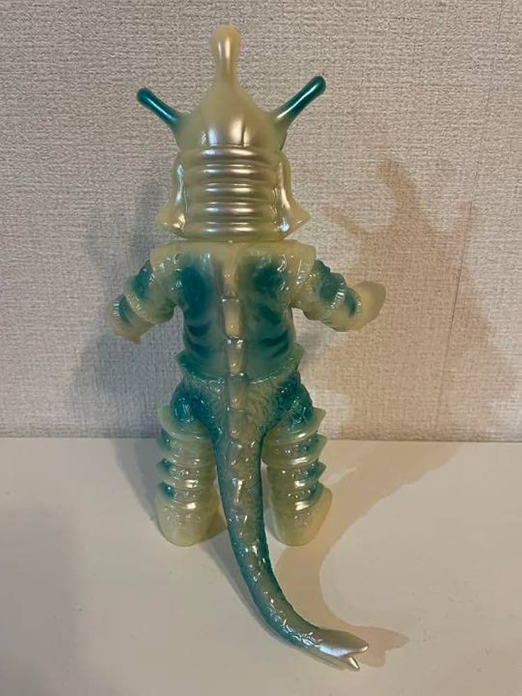 Amazon.co.jp: ヒッポリト星人 M1号 蓄光ソフビ レアカラー ブルマァク