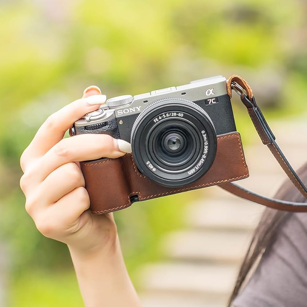 Amazon | 本革カメラハーフケースカバー ハンドグリップ付き A7CII