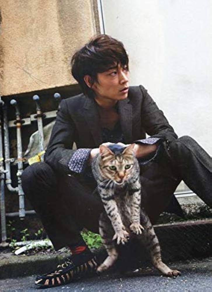 Amazon.co.jp: 絶版／ 綾野剛☆PHOTO MOVIE ビルの上を飛び回る逃亡者