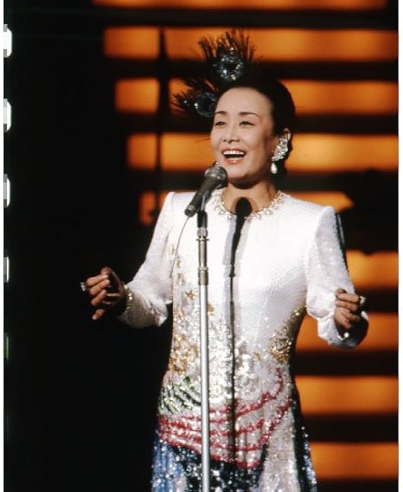 Amazon.co.jp: DVDBOOK 永遠の美空ひばり～紅白のすべてと伝説