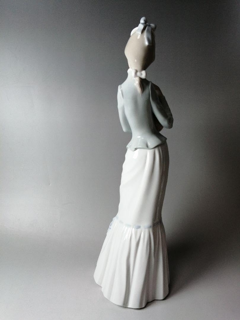 Amazon.co.jp: LLADRO リヤドロ 4893 犬を抱く貴婦人 フィギュリン