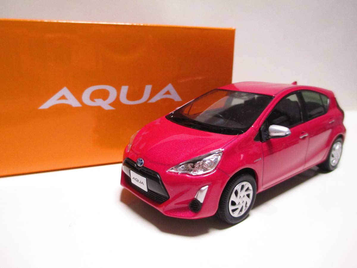 Amazon | 1/30 トヨタ アクア AQUA 後期 カラーサンプル ミニカー
