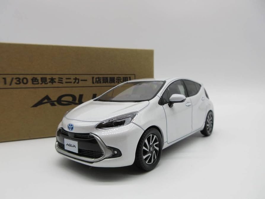 トヨタ新型 AQUA 1/30 ミニカー ホワイト Amazon | 1/30 ミニカー 新型