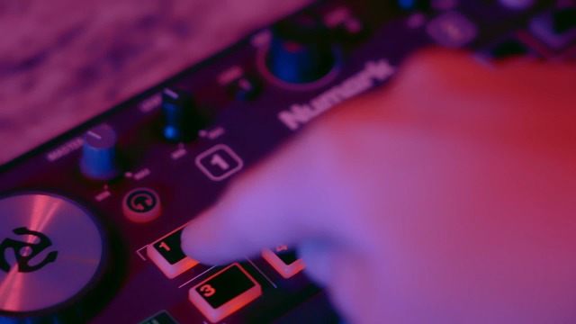 Amazon.com: Numark DJ2GO2 Touch Compact DJ Controller with 2 Decks