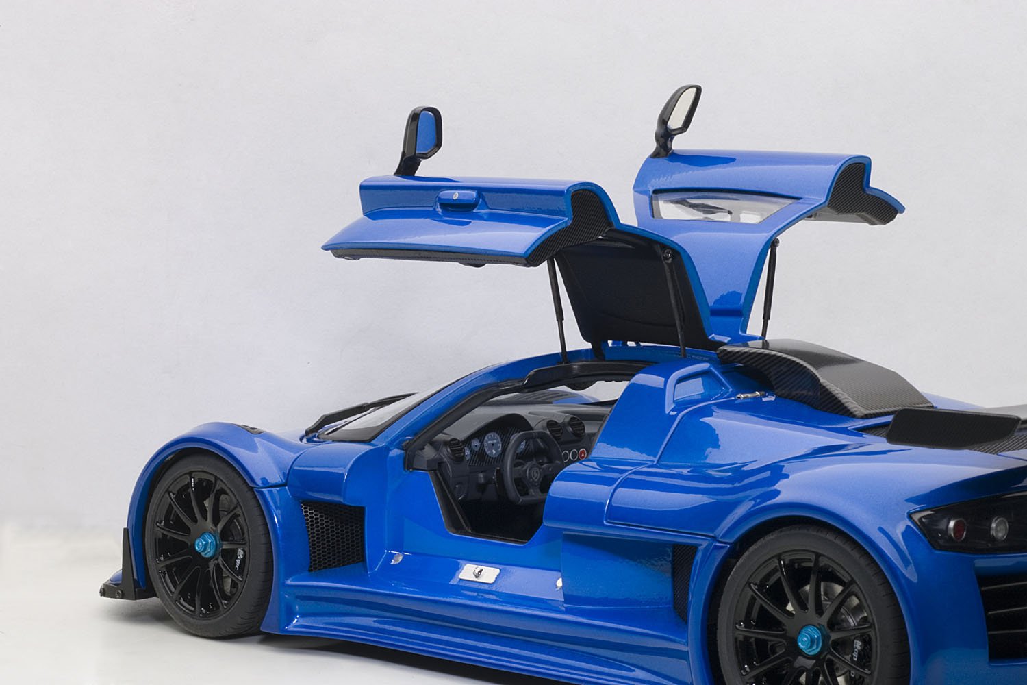 Amazon.co.jp: AUTOart 1/18 グンペルト アポロ S (ブルー) 完成品