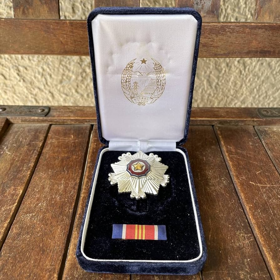 Amazon.co.jp: 希少北朝鮮 勲章ヴィンテージ箱付き メダル バッジ