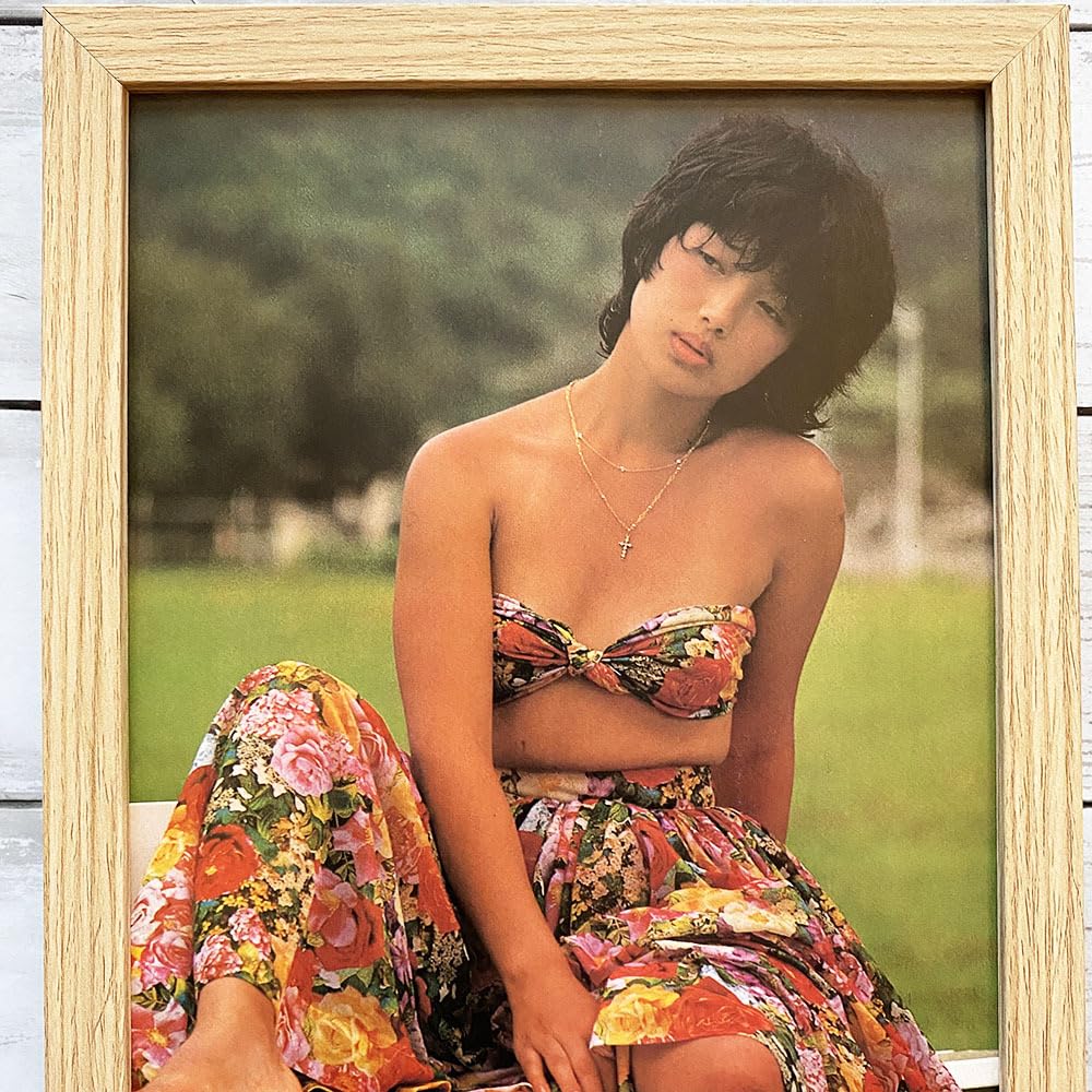 Amazon.co.jp: 額装品山口百恵 若い頃水着80年代レトロポスター風広告