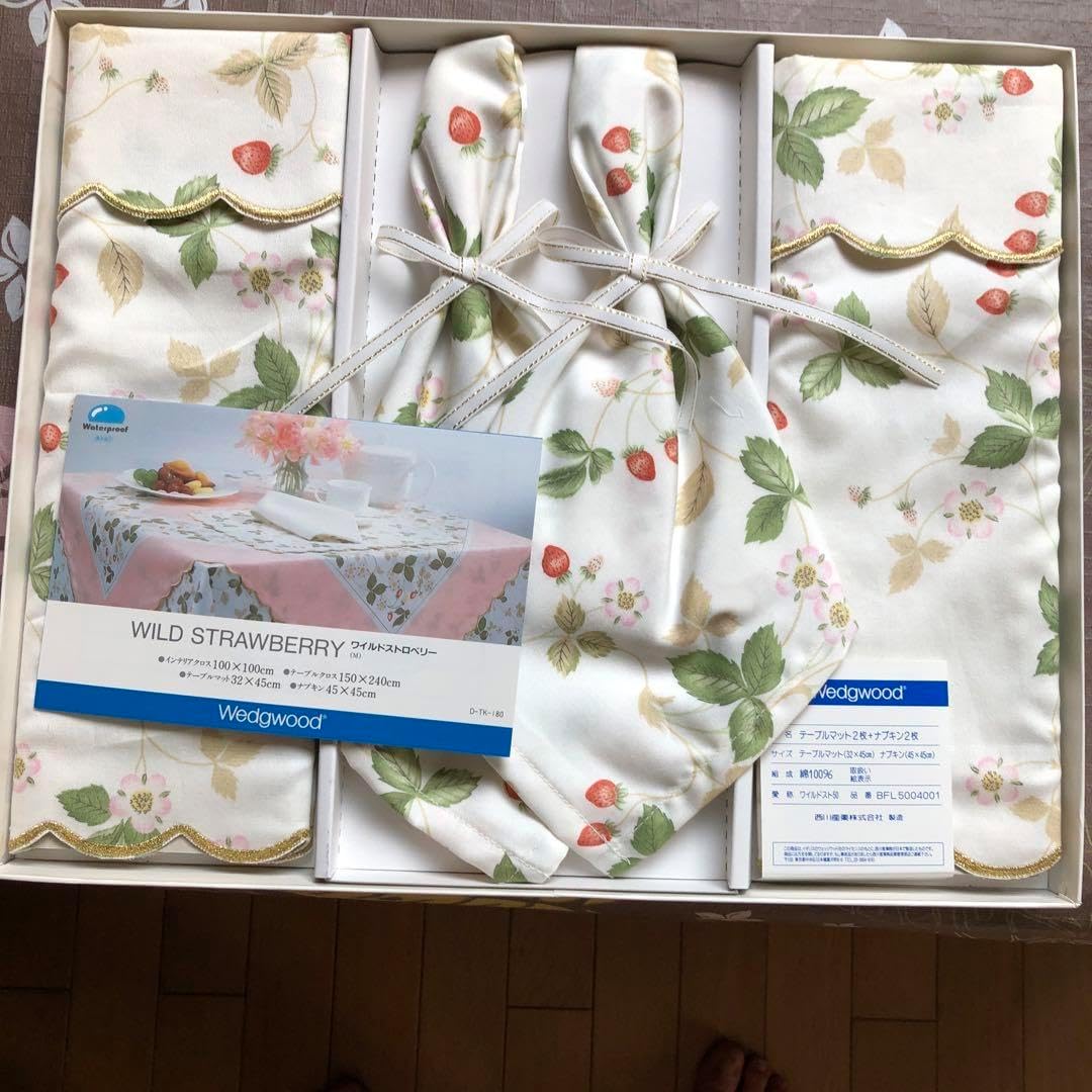 ウェッジウッド ワイルドストロベリー テーブルクロス・ナプキンセット