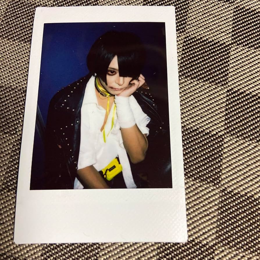 Amazon.co.jp: 甘い暴力 チェキ 咲さん 頬杖ポーズ : おもちゃ