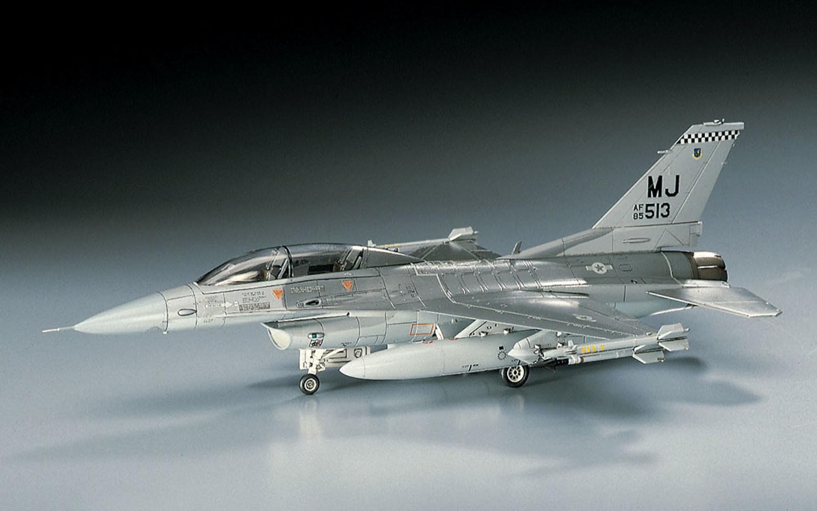 Amazon.com: Hasegawa 1:72 Scale F-16D Fighting Falcon Model Kit