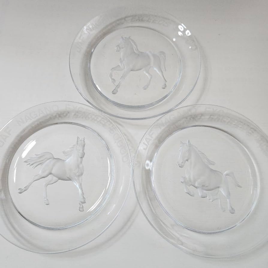 Amazon.co.jp: JAF×HOYA クリスタルガラス 馬 彫刻プレート : ホーム