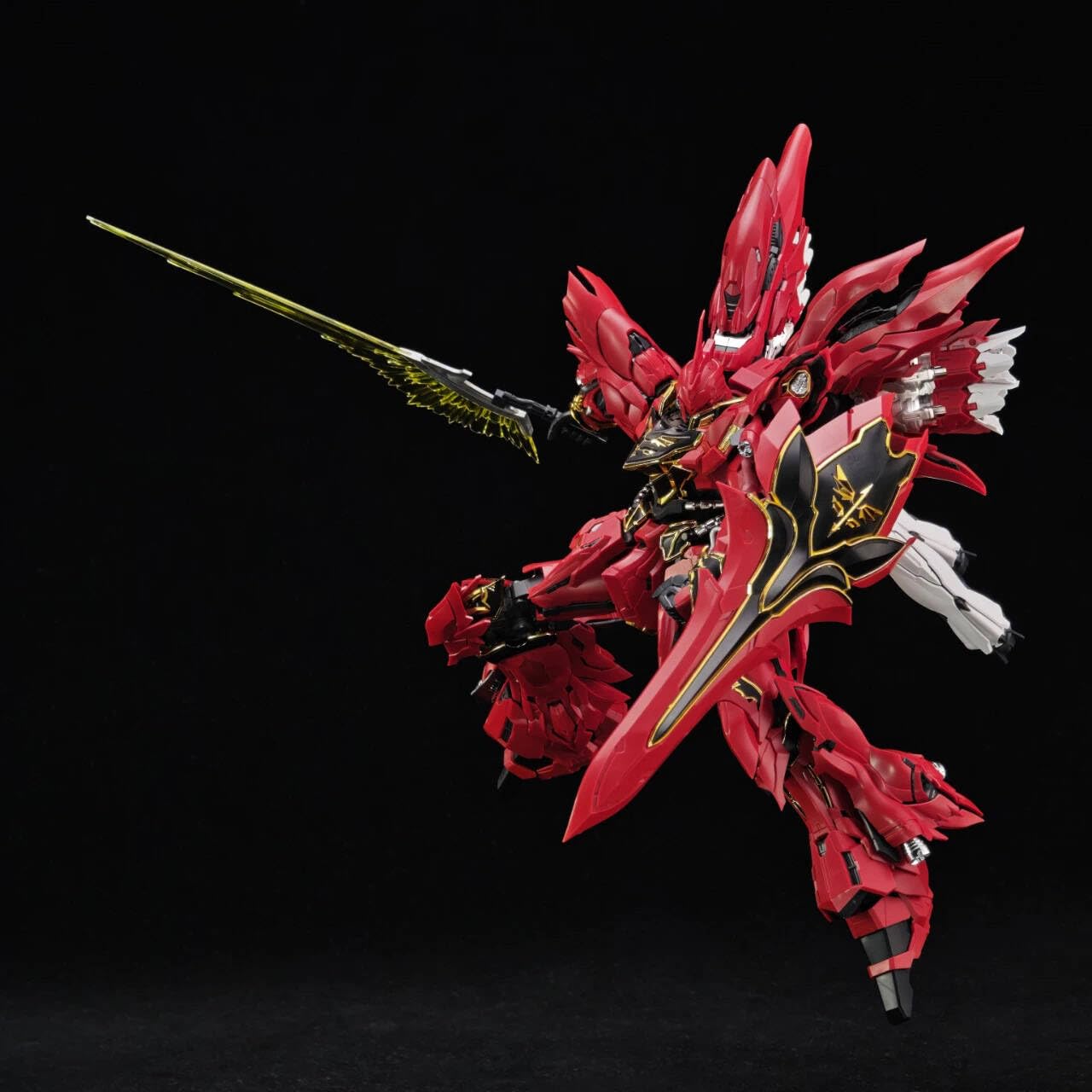 Amazon | 彗星科技 1/100 フィギュア 機甲 真紅の三倍速 Sinanju