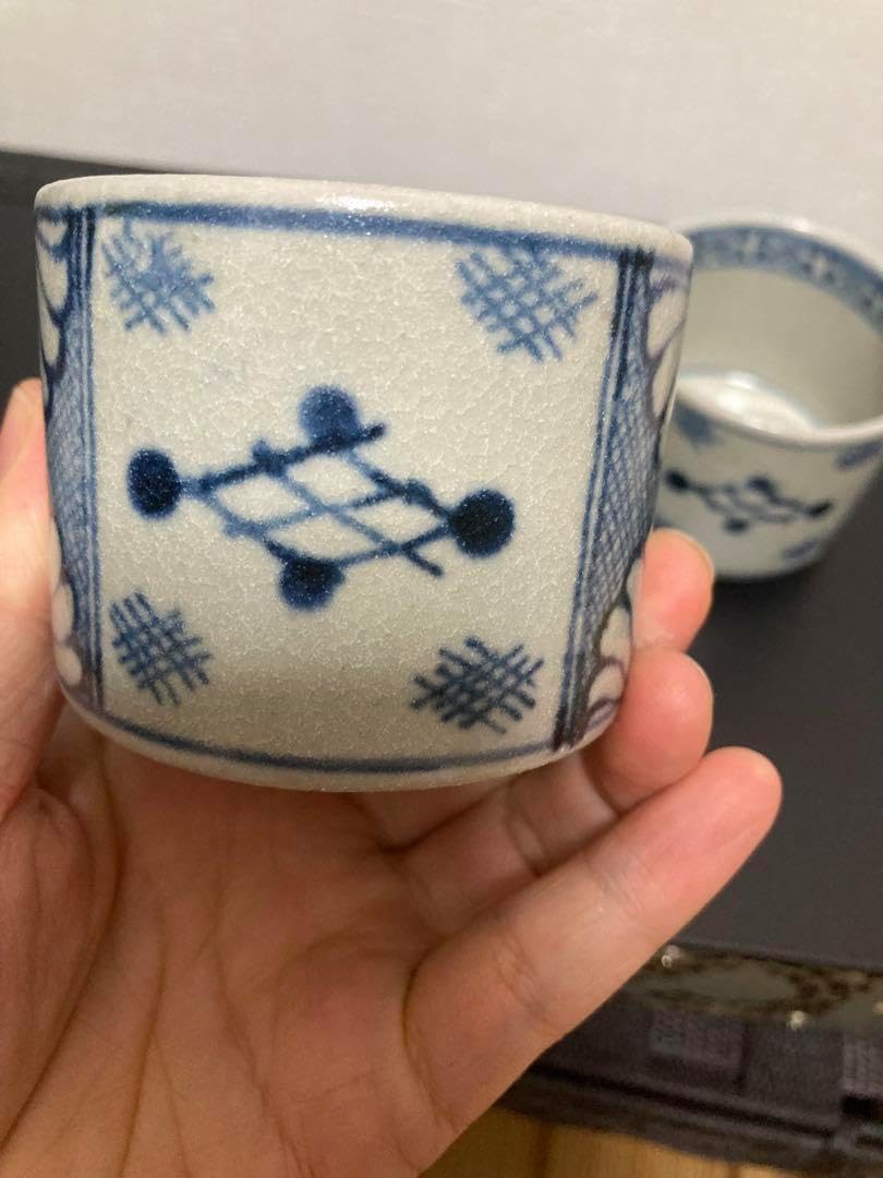 骨董 古伊万里菊に菱井桁文半筒型蕎麦猪口 古染付け菊割紋初期伊万里