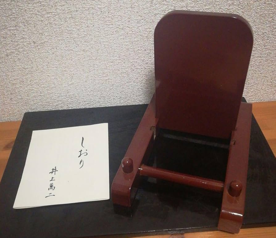 Amazon.co.jp: 人間国宝 井上萬二作 白磁 染牡丹彫文 皿 共箱 略歴付