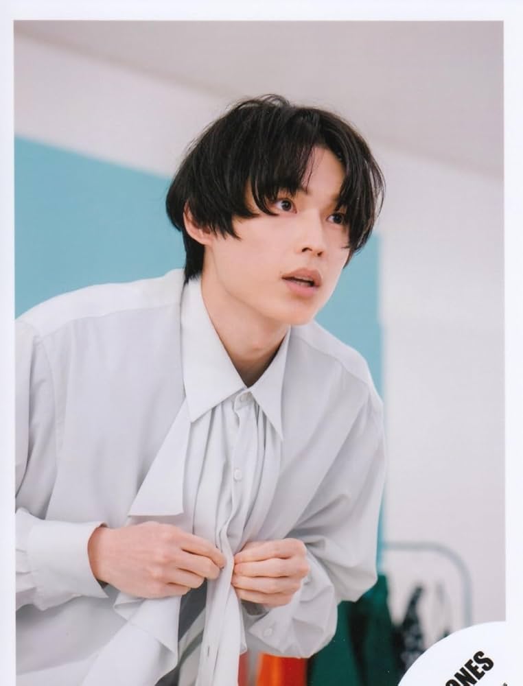 Amazon.co.jp: Six TONES 公式 生 写真（松村北斗）ST00705 : おもちゃ