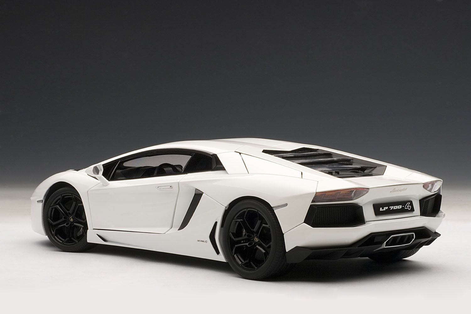 Amazon.co.jp: AUTOart 1/18 ランボルギーニ アヴェンタドール LP700-4