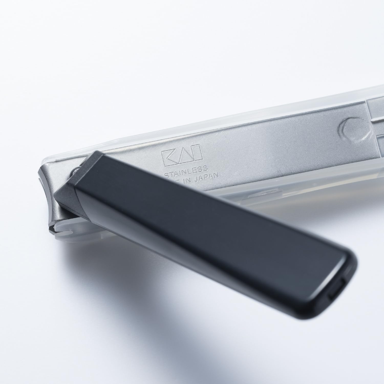 Amazon | 貝印 KAI 爪切り Type001S黒 カーブ刃 日本製 KE0120 | KAI