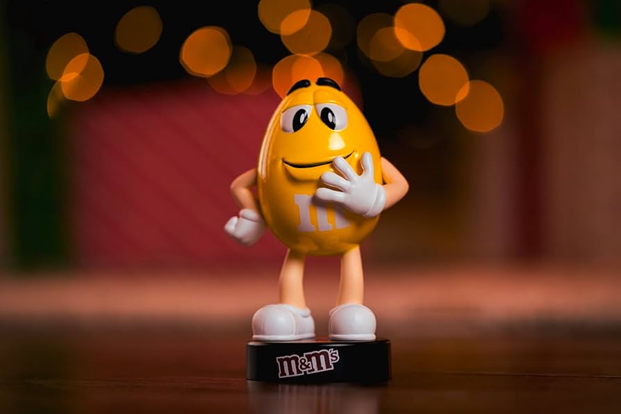 Amazon.com: Jada Toys M&Ms Yellow Figure (10 cm) - Collectible