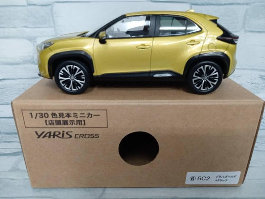 Amazon | カラーサンプルミニカー 1/30 ミニカー YARIS CROSS プラス
